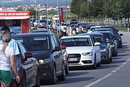 Pritje në dalje të Kosovës, deri në 1 orë në Dheun e Bardhë dhe 30 minuta në Merdare Pritje në dalje të Kosovës, deri në 1 orë në Dheun e Bardhë dhe 30 minuta në Merdare