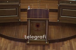 Deputetët e PDK-së vendosin në foltoren e Kuvendit mbishkrimin “UÇK na bashkon” Deputetët e PDK-së vendosin në foltoren e Kuvendit mbishkrimin “UÇK na bashkon”