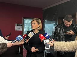 Kusari-Lila: 6 deputët e LDK’së nuk e kanë me Bekim Sejdiun, por me Albin Kurtin Kusari-Lila: 6 deputët e LDK’së nuk e kanë me Bekim Sejdiun, por me Albin Kurtin
