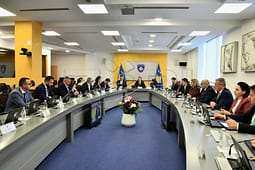 Qeveria në detyrë miraton mbi 5.6 milionë euro transfere, për barna dhe shpenzime operative Qeveria në detyrë miraton mbi 5.6 milionë euro transfere, për barna dhe shpenzime operative