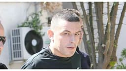 Shqiptari i arratisur dy herë me helikopter përfshihet në përleshje me armë në Athinë Shqiptari i arratisur dy herë me helikopter përfshihet në përleshje me armë në Athinë