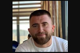 27 vjeçari Bajram Selimi nga Kuqica e Skënderajt humbi jetën në kantierin e ndërtimit të stacionit policor në Zubin Potok 27 vjeçari Bajram Selimi nga Kuqica e Skënderajt humbi jetën në kantierin e ndërtimit të stacionit policor në Zubin Potok