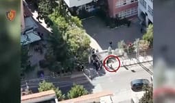 Shisnin drogë pranë shkollave në Tiranë, arrestohen 31 persona, 14 të tjerë në kërkim Shisnin drogë pranë shkollave në Tiranë, arrestohen 31 persona, 14 të tjerë në kërkim