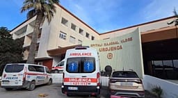 Vlorë, burri godet bashkëshorten me sqepar në ballë, shoqërohet në polici Vlorë, burri godet bashkëshorten me sqepar në ballë, shoqërohet në polici