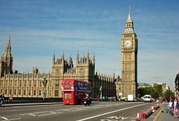 Britani e Madhe, qytetarëve u kërkohet të qëndrojnë vigjilentë për rreziqet e zjarreve Britani e Madhe, qytetarëve u kërkohet të qëndrojnë vigjilentë për rreziqet e zjarreve