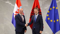 Shqipëria i përgjigjet Vuçiqit, ministri Hoxha takon homologun kroat: Retorika nacionaliste s’mund të tërheqë zvarrë rajonin Shqipëria i përgjigjet Vuçiqit, ministri Hoxha takon homologun kroat: Retorika nacionaliste s’mund të tërheqë zvarrë rajonin