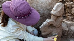 Një skulpturë 11-mijëvjeçare e një figure njerëzore ulur mbi një leopard zbulohet në Turqi Një skulpturë 11-mijëvjeçare e një figure njerëzore ulur mbi një leopard zbulohet në Turqi