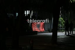Protestuesit vazhdojnë qëndrimin para Qeverisë Protestuesit vazhdojnë qëndrimin para Qeverisë