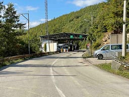 E ndalën për kontroll, një person godet policin me veturë në Bërnjak E ndalën për kontroll, një person godet policin me veturë në Bërnjak