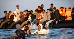 752 emigrantë kalojnë Kanalin Anglez brenda një dite, rekord i ri në Britani 752 emigrantë kalojnë Kanalin Anglez brenda një dite, rekord i ri në Britani