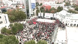 Pamje nga lartë, kështu duket sheshi qendror i Prishtinës në prag të Marshit për UÇK’në Pamje nga lartë, kështu duket sheshi qendror i Prishtinës në prag të Marshit për UÇK’në