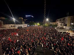 Protesta në shesh, Hoxhaj: Një popull i bashkuar rreth lirisë së vet nuk mund të mposhtet Protesta në shesh, Hoxhaj: Një popull i bashkuar rreth lirisë së vet nuk mund të mposhtet