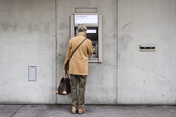 Pensionistët në Zvicër marrin pensionin e 13-të në dhjetor, ja sa pritet të jetë Pensionistët në Zvicër marrin pensionin e 13-të në dhjetor, ja sa pritet të jetë
