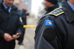 Vdes një burrë pasi u lëndua në shtëpi, Policia nis hetimet Vdes një burrë pasi u lëndua në shtëpi, Policia nis hetimet