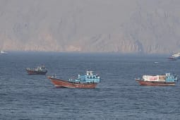 Irani fut në listë të zezë 45 anije, paralajmëron gjoba dhe konfiskime në Hormuz Irani fut në listë të zezë 45 anije, paralajmëron gjoba dhe konfiskime në Hormuz