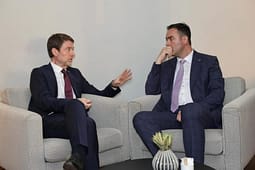 Hoxha e Konjufca takohen në Forumin e Dubrovnikut, flasin për “koordinim të ngushtë” për rrugën drejt BE-së Hoxha e Konjufca takohen në Forumin e Dubrovnikut, flasin për “koordinim të ngushtë” për rrugën drejt BE-së