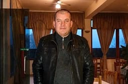 “Bëri një skandal vite më parë”, banorët e zonës për krimin brenda familjes në Lushnjë: Dalladaku qëlloi me çifte drejt shtëpive të fshatit, por me prindërit sillej mirë “Bëri një skandal vite më parë”, banorët e zonës për krimin brenda familjes në Lushnjë: Dalladaku qëlloi me çifte drejt shtëpive të fshatit, por me prindërit sillej mirë