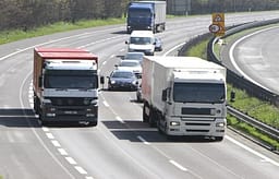 Kufizohet edhe sot qarkullimi i kamionëve mbi 20 tonë në autostrada Kufizohet edhe sot qarkullimi i kamionëve mbi 20 tonë në autostrada
