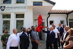 Zbulohet pllaka përkujtimore e Rexhep Tafës, mjeku që sakrifikoi gjithçka për lirinë Zbulohet pllaka përkujtimore e Rexhep Tafës, mjeku që sakrifikoi gjithçka për lirinë