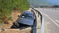 Aksident në Rrugën e Kombit, automjeti përfundon në kanal, shoferi dërgohet me urgjencë në spital Aksident në Rrugën e Kombit, automjeti përfundon në kanal, shoferi dërgohet me urgjencë në spital