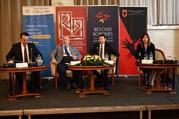 Forumi i biznesit Shqipëri-Maqedoni e Veriut në Shkup, kërkohet rritje e shkëmbimit tregtar në 1 miliard euro mes dy vendeve Forumi i biznesit Shqipëri-Maqedoni e Veriut në Shkup, kërkohet rritje e shkëmbimit tregtar në 1 miliard euro mes dy vendeve