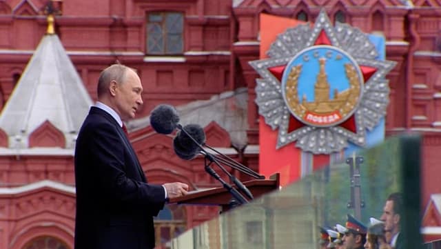 Rusia mban paradë të kufizuar të Ditës së Fitores mes masave të rrepta të sigurisë në Moskë Rusia mban paradë të kufizuar të Ditës së Fitores mes masave të rrepta të sigurisë në Moskë