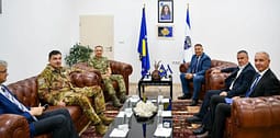Komandanti i KFOR-it takon drejtorin e Policisë, rikonfirmohet partneriteti për Kosovën Komandanti i KFOR-it takon drejtorin e Policisë, rikonfirmohet partneriteti për Kosovën