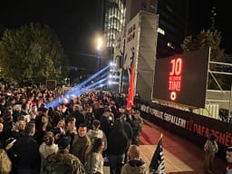 “Kërkesat tona ende nuk kanë marrë përgjigje”, nata e tetë e protestës në sheshin e Prishtinës “Kërkesat tona ende nuk kanë marrë përgjigje”, nata e tetë e protestës në sheshin e Prishtinës