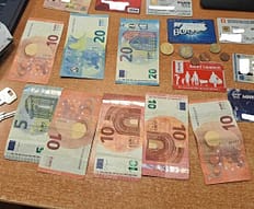 Nxënësja gjen kuletën me para dhe dokumente, ia dorëzon policisë në Prizren Nxënësja gjen kuletën me para dhe dokumente, ia dorëzon policisë në Prizren
