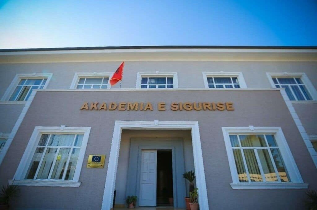 Ushqimi apo uji? Pse u helmuan studentët e Akademisë së Sigurisë Ushqimi apo uji? Pse u helmuan studentët e Akademisë së Sigurisë
