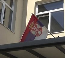 Largohet flamuri serb nga qendra e votimit në Gorazhdec të Pejës Largohet flamuri serb nga qendra e votimit në Gorazhdec të Pejës