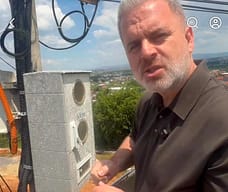 Visar Azemi ngjitet në majë të shtyllës elektrike për t’i shikuar njehësorët -janë vendosur në kundërshtim me ligjin Visar Azemi ngjitet në majë të shtyllës elektrike për t’i shikuar njehësorët -janë vendosur në kundërshtim me ligjin