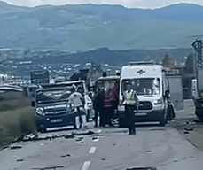 Tre të lënduar në aksidentin mes tri veturave në rrugën Viti–Kllokot Tre të lënduar në aksidentin mes tri veturave në rrugën Viti–Kllokot
