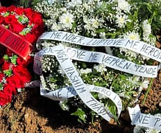 “U prehsh në paqe, hero i UÇK-së” – shkruan në kurorën e Hashim Thaçit në varrin e Sahit Jasharit “U prehsh në paqe, hero i UÇK-së” – shkruan në kurorën e Hashim Thaçit në varrin e Sahit Jasharit