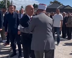 Hoxha dorën e mbështjellur me fashë, Ramush Haradinaj e ngacmon pak: A gruaja a kojshia… Hoxha dorën e mbështjellur me fashë, Ramush Haradinaj e ngacmon pak: A gruaja a kojshia…