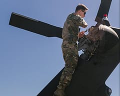 Ushtarët amerikanë mirëmbajnë dhe inspektojnë helikopterët Black Hawk në Bondsteel Ushtarët amerikanë mirëmbajnë dhe inspektojnë helikopterët Black Hawk në Bondsteel