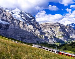 Temperaturat ekstreme përshpejtojnë shkrirjen e akullnajave në Alpet Zvicerane Temperaturat ekstreme përshpejtojnë shkrirjen e akullnajave në Alpet Zvicerane