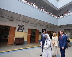 Sekretari Rubio gjatë qëndrimit në Indi vizitoi Misionaret e Bamirësisë në Kalkutë, ka disa fjalë për Nënë Terezën Sekretari Rubio gjatë qëndrimit në Indi vizitoi Misionaret e Bamirësisë në Kalkutë, ka disa fjalë për Nënë Terezën