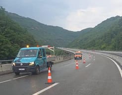 Largohet uji i grumbulluar në autostradën “Arbën Xhaferi”, qarkullimi rikthehet normalisht Largohet uji i grumbulluar në autostradën “Arbën Xhaferi”, qarkullimi rikthehet normalisht