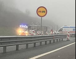 Përplasen dy kamionë në autostradën “Ibrahim Rugova”, dy të lënduar Përplasen dy kamionë në autostradën “Ibrahim Rugova”, dy të lënduar