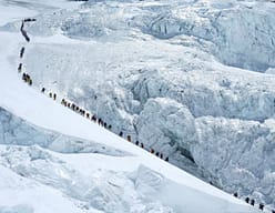 Numër rekord: 274 alpinistë ngjiten në Everest për një ditë nga ana e Nepalit Numër rekord: 274 alpinistë ngjiten në Everest për një ditë nga ana e Nepalit