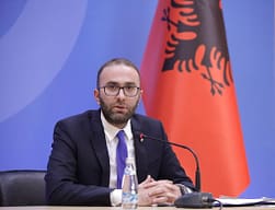 “8 orë pa ujë e ushqim”/ Bardhi: Dënoj trajtimin e 40 të rinjve shqiptarë nga policia maqedonase, heshtje skandaloze e Tiranës “8 orë pa ujë e ushqim”/ Bardhi: Dënoj trajtimin e 40 të rinjve shqiptarë nga policia maqedonase, heshtje skandaloze e Tiranës