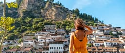 “Ne shqiptarët e presim turistin si të ishte mysafiri ynë personal” “Ne shqiptarët e presim turistin si të ishte mysafiri ynë personal”