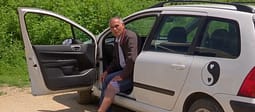 Mbrëmja e maturës: Qeni kafshoi profesorin, por festa vazhdoi Mbrëmja e maturës: Qeni kafshoi profesorin, por festa vazhdoi