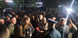 Qytetarët grumbullohen para Stacionit të Policisë, kërkojnë të dinë pse ka kaq shumë policë në Skënderaj Qytetarët grumbullohen para Stacionit të Policisë, kërkojnë të dinë pse ka kaq shumë policë në Skënderaj