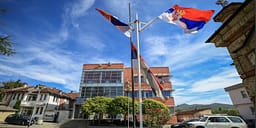 Spastrimi politik i serbëve në Kosovë: Beogradi nis valë shkarkimesh nga institucionet paralele Spastrimi politik i serbëve në Kosovë: Beogradi nis valë shkarkimesh nga institucionet paralele