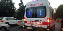 Përplasen dy automjete në Tiranë, lëndohen shoferja dhe 6 fëmijët që po udhëtonin me të Përplasen dy automjete në Tiranë, lëndohen shoferja dhe 6 fëmijët që po udhëtonin me të
