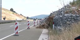 Rrëshqitja e dheut në autostradë, kërkohet llogari nga shteti për aksidentet vdekjeprurëse Rrëshqitja e dheut në autostradë, kërkohet llogari nga shteti për aksidentet vdekjeprurëse