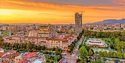 Për katër muaj mbi 2.5 milionë turistë vizituan Shqipërinë, gati gjysma nga Kosova Për katër muaj mbi 2.5 milionë turistë vizituan Shqipërinë, gati gjysma nga Kosova