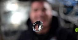 Astronautët e Artemis II eksperiment me një pikë uji në hapësirë, pamjet e NASA-s mahnitin rrjetin Astronautët e Artemis II eksperiment me një pikë uji në hapësirë, pamjet e NASA-s mahnitin rrjetin